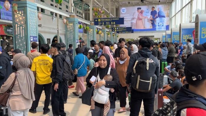 MUDIK LEBARAN 2026 - Stasiun Pasar Senen, Jakarta Pusat tampak dipadati oleh para calon pemudik 