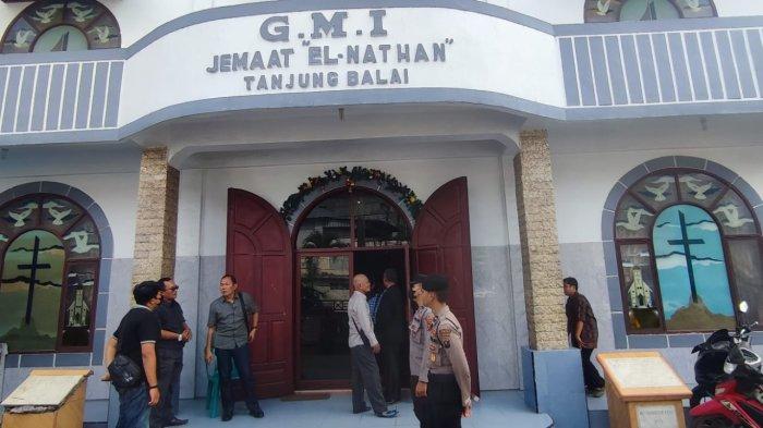 Sejumlah pasukan Polres Tanjugbalai berjaga ke tiap gereja yang umatnya melaksanakan ibadah Jumat Agung (Wafat Isa Al Masih) 2023 di Gereja-Gereja Wilayah Hukum Polres Tanjungbalai, Jumat (07/4/2023).