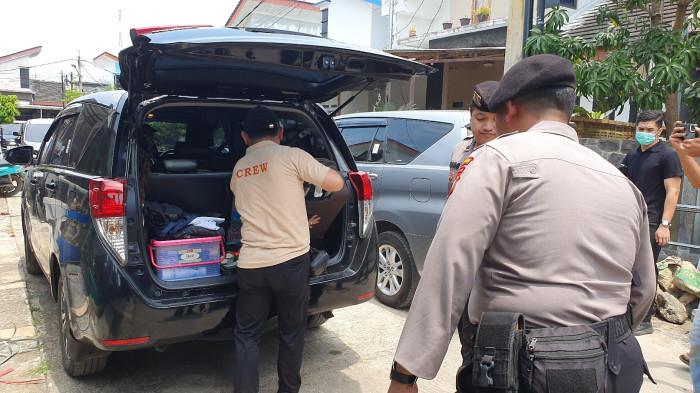 RUMAH ONO SURONO - Petugas KPK saat mengangkut dua koper usai menggeledah rumah Ono Surono di kompleks Graha Sudirman, Kecamatan/Kabupaten Indramayu, Kamis (2/4/2026). TRIBUNCIREBON.COM/AHMAD IMAM BAEHAQI