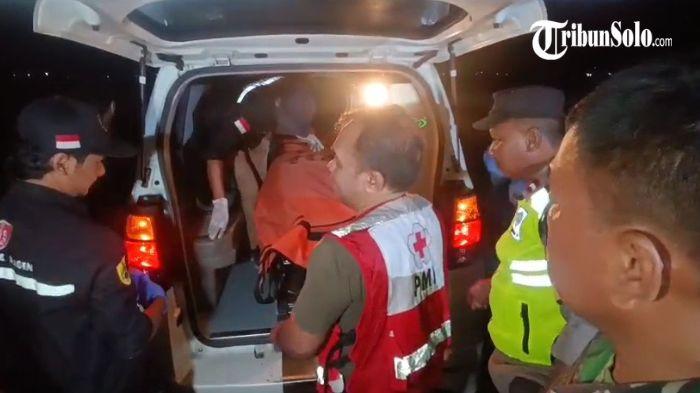 TEMUAN MAYAT - Warga Desa Tangkil, Kecamatan Sragen Kota, digegerkan dengan penemuan mayat perempuan di parit area persawahan, Selasa (31/3/2026) malam. Korban ditemukan dalam kondisi tersungkur dengan sepeda motor berada tak jauh dari tubuhnya.