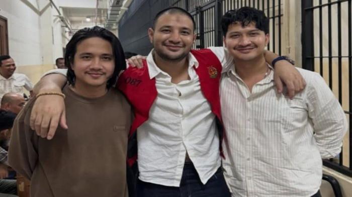 SIDANG AMMAR ZONI - Adik dari aktor Ammar Zoni, Aditya Zoni (kanan) dan Panji Zoni (kiri). Aditya Zoni menanggapi santai soal sang kakak dituntut 9 tahun penjara.