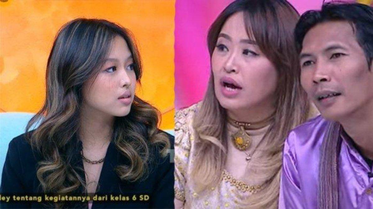 PENGAKUAN MICHELLE ASHLEY - Michelle Ashley anak Pinkan Mambo sebut ibunya jadi downgrade semenjak nikahi Arya Khan. Ia pun blak-blakan tak suka dengan ayah tirinya tersebut.