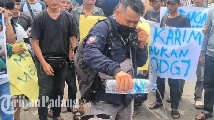 Massa aksi berkumpul di depan Trend Shop, kd