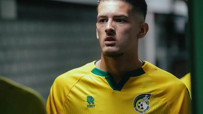 Bek Timnas Indonesia, Justin Hubner menjalani debut dengan klub barunya, Fortuna Sittard melawan tim asuhan Erik Ten Hag, Bayer Leverkusen di Offermans Joosten Stadium, Sabtu (2/8/2025) dini hari WIB. Foto diambil dari Instagram Fortuna Sittard pada Sabtu, 2 Agustus 2025.