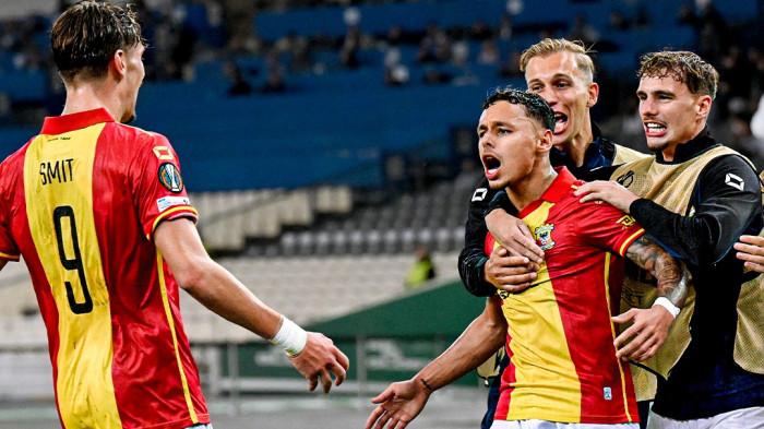 BERSELEBRASI - Bek Timnas Indonesia, Dean James (Tiga dari kanan) melakukan selebrasi bersama rekan satu tim Go Ahead Eagles, setelah mencetak assist dalam pertandingan matchday kedua Liga Eropa melawan Panhatinaikos, Kamis (2/10/2025) malam WIB.