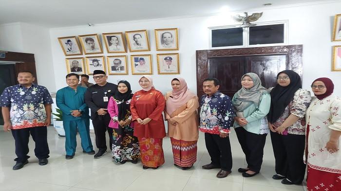 WAWAKO PANGKALPINANG AUDIENSI -- Wakil Wali Kota Pangkalpinang, Dessy Ayutrisna, melakukan audiensi dan silaturahmi bersama Asosiasi Dinas Kesehatan Seluruh Indonesia (Adinkes) se-Provinsi Kepulauan Bangka Belitung, Kamis (2/4/2026), di ruang rapat Wali Kota Pangkalpinang.