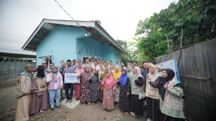 Foto bersama PLN dan warga desa Perkotaan, kec. Secanggang, Kabupaten Langkat.