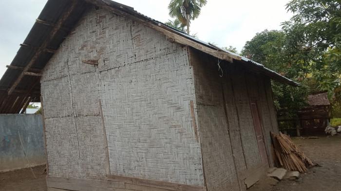 foto rumah pak suranto sebelum dilakukan bedah rumah.