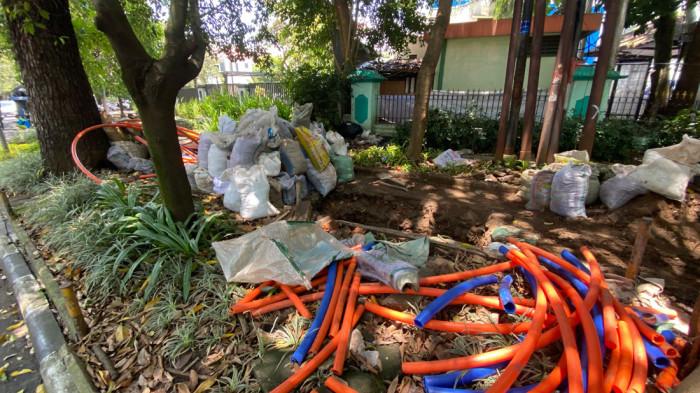 BONGKAR TROTOAR - Kondisi galian utilitas di Jalan Supratman, Kota Bandung yang masih berantakan, Senin (9/3/2026). Tribun Jabar/Hilman Kamaludin.