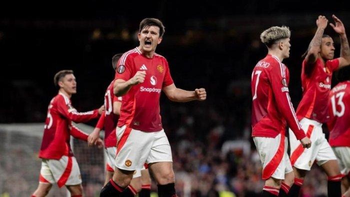 SELEBRASI MAGUIRE - Selebrasi bek Manchester United, Harry Maguire setelah mencetak gol kemenangan melawan Lyon pada leg kedua babak 8 besar Liga Eropa di Old Trafford, Jumat (18/4/2025) dini hari WIB. (Laman resmi UEFA).
