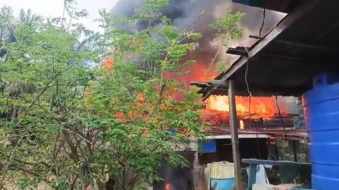ILUSTRASI - Petugas Damkar Sektor Sebatik Timur berjibaku memadamkan api yang melalap rumah panggung di Jalan Mongosidi RT 07, Desa Tanjung Aru, Sebatik, Kabupaten Nunukan Kalimantan Utara.