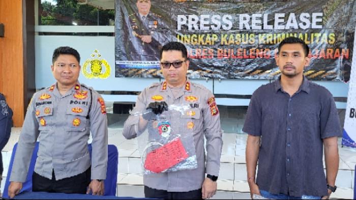 Barang bukti - Kapolres Buleleng, AKBP Ruzi Gusman menunjukkan barang bukti berupa seutas kabel putih yang digunakan untuk mencambuk dan mencekik Mawar.