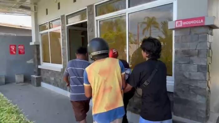 emak pingsan dievakuasi