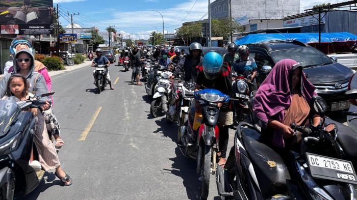 ANTREAN PANJANG - :Antrean kendaraan di SPBU Pekkabata, Kecamatan Polewali, Kabupaten Polman, Sulbar, semakin padat, Rabu (1/4/2026) siang. Kini antrean kendaraan sepanjang 4 Kilometer (Km), berjejer mengambil sebagai bahu jalan.