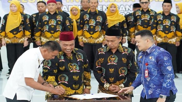 Pengurus PABPDSI Banjar menandatangani berita acara pengukuhan.