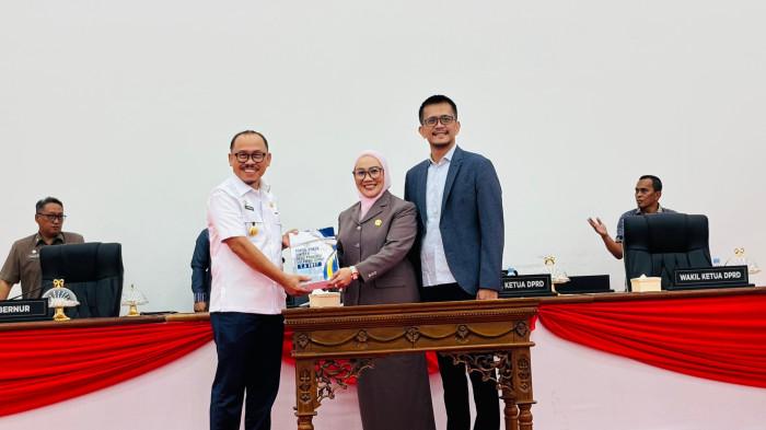 KURSI WAGUB - Gubernur Sulbar, Suhardi Duka, saat sambutan di rapat paripurna DPRD Sulbar usul pemberhentian wakil gubernur Sulbar periode 2025-2029 di gedung DPRD Sulbar, Kamis (4/3/2026).