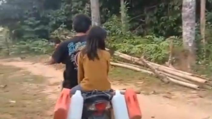 warga berkeliling cari air bersih di Mamasa