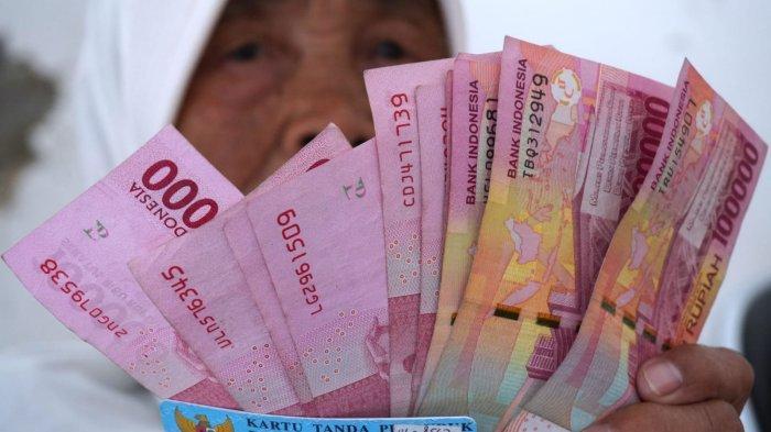 PENERIMA BANSOS - Keluarga Penerima Manfaat (KPM) menerima bantuan sosial (bansos) dari Bantuan Pangan Non Tunai (BPNT) dan Program Keluarga Harapan (PKH) di Kantor Pos Besar, Jalan Asia Afrika, Kota Bandung, Jawa Barat, Jumat (10/5/2024).