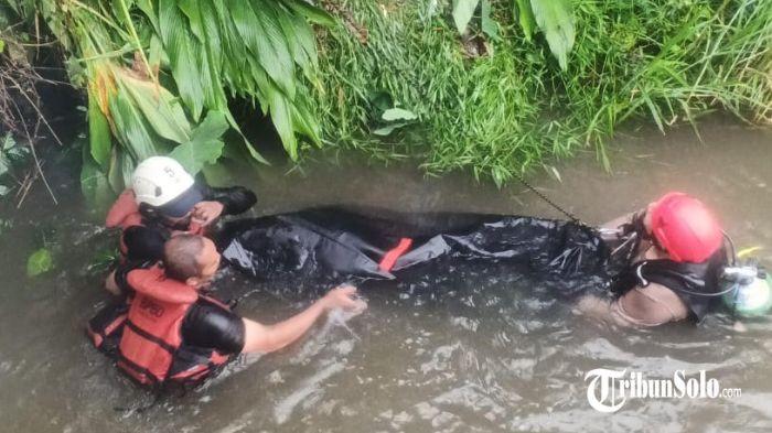 Pria ditemukan meninggal tenggelam diduga karena sakit kambuh dievakuasi
