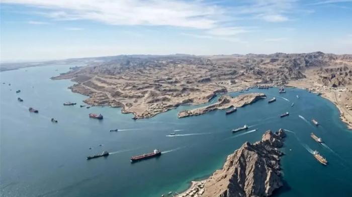 BLOKADE SELAT HORMUZ - Lalulintas kapal di Selat Hormuz sebelum blokade militer oleh Iran dampak serangan Amerika Serikat dan Israel ke Teheran. Selat ini menjadi jalur vital bagi lalulintas kapal pengangkut minyak dari produsen-produsen minyak dunia yang berada di kawasan Timur Tengah.