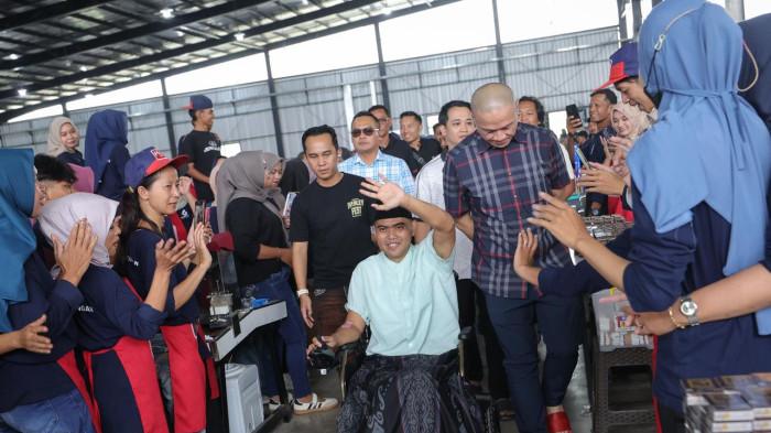 PABRIK ROKOK - Bos Rokok HS Muhammad Suryo mengunjungi pabrik rokok HS di Muntilan, Magelang, Jumat (27/3/2026). 