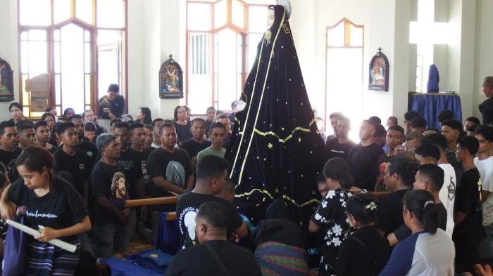 CIUM PATUNG TUAN MA - Ribuan Peziara cium Patung Tuan Ma. Ribuan Peziarah Khusyuk Cium Tuan Ma di Larantuka.