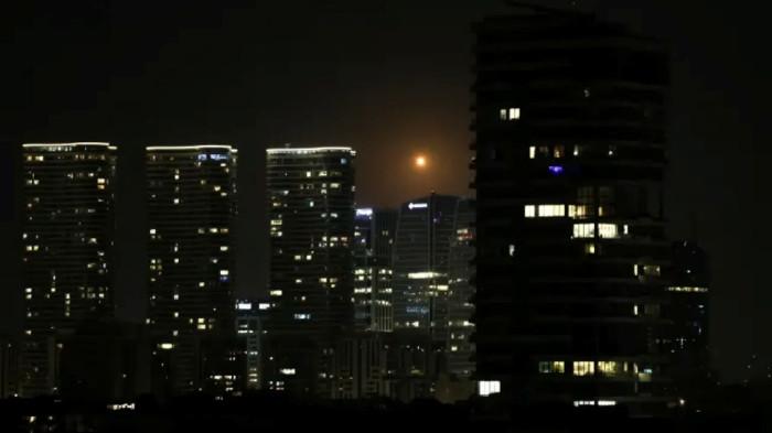 CAPAI ISRAEL - Sebuah rudal tandan Iran mencapai wilayah Tel Aviv, Israel pada Kamis (2/4/2026). Serangan Iran ini terjadi hanya beberapa saat setelah pidato Presiden AS, Donald Trump yang mengklaim kalau kemampuan militer Iran sudah dilumpuhkan dalam perang yang sudah memasuki bulan kedua.