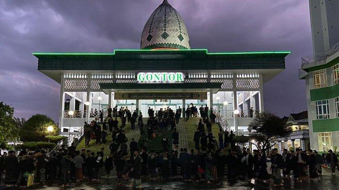 Suasana kompleks Pondok Modern Darussalam Gontor di Ponorogo yang dikenal sebagai salah satu pesantren modern berpengaruh di Indonesia.