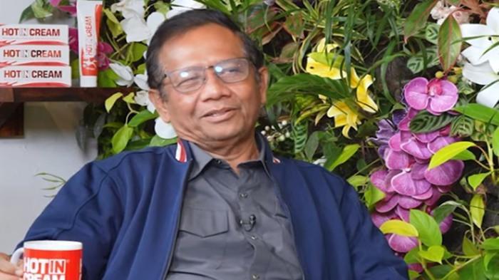 MAHFUD MD GELENG KEPALA - Mantan Menko Polhukam, Mahfud MD menanggapi soal Menteri Keuangan Purbaya Yudhi Sadewa yang kini tengah ramai usai dilantik. Ia geleng kepala tahu public speaking Purbaya.