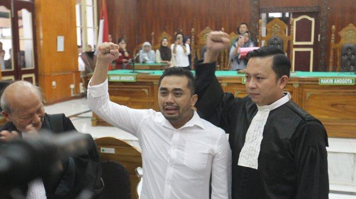 SIDANG PUTUSAN AMSAL SITEPU- Terdakwa Amsal Sitepu mengikuti sidang putusan perkara dugaan korupsi pengerjaan video profil desa, di Pengadilan Tipikor pada Pengadilan Negeri Medan, Rabu (1/4/2026). Majelis hakim memvonis bebas kepada terdakwa Amsal Sitepu.