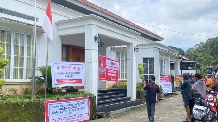 20260402 _ Anggota Koperasi Geruduk Rumah Mora Sandhy di Boja Kendal