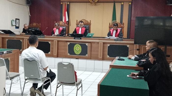 VONIS - Terdakwa kasus korupsi pengadaan Bandwith Kabupaten Sleman,  Eka Suryo Prihantoro (ESP), saat menjalani sidang putusan di PN Tipikor Yogyakarta, Kamis (2/4/2026).  Eka Suryo Prihantoro divonis empat tahun penjara.