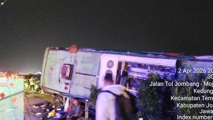 BUS TERGULING DI TOL - Kondisi bus yang terguling di ruas Tol Jombang-Mojokerto, tepatnya di KM 687 wilayah Desa Kedunglosari, Kecamatan Tembelang, Kabupaten Jombang, Jawa Timur pada Kamis (2/4/2026) malam.