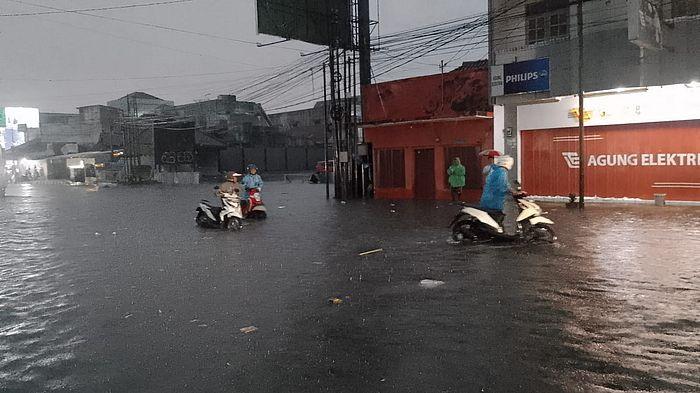 KOTA TASIK BANJIR - Sejumlah motor mengalami mogok usai terendam banjir yang berlokasi di jalan HZ Mustofa, Kecamatan Cihideung, Kota Tasikmalaya, Kamis (2/4/2026).