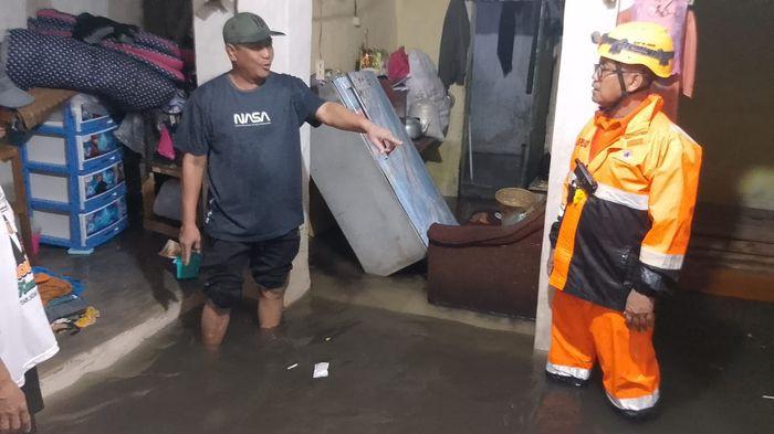 BANJIR PALING PARAH - Kondisi rumah Didah yang terendam banjir akibat luapan sungai Cikalang, Kelurahan Cikalang, Tawang kota Tasikmalaya. Bahkan mereka mengungkap banjir kali ini paling parah, Kamis (2/4/2026).