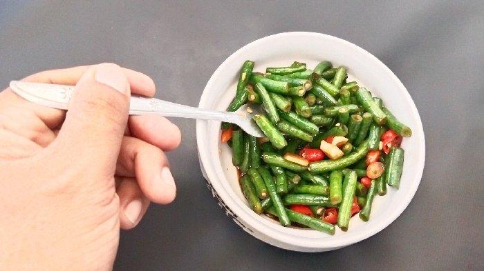 Kacang panjang merupakan jenis sayuran kaya manfaat yang dapat dikreasikan menjadi berbagai resep, seperti tumis kacang panjang dan sayur lodeh. (Shutterstock)