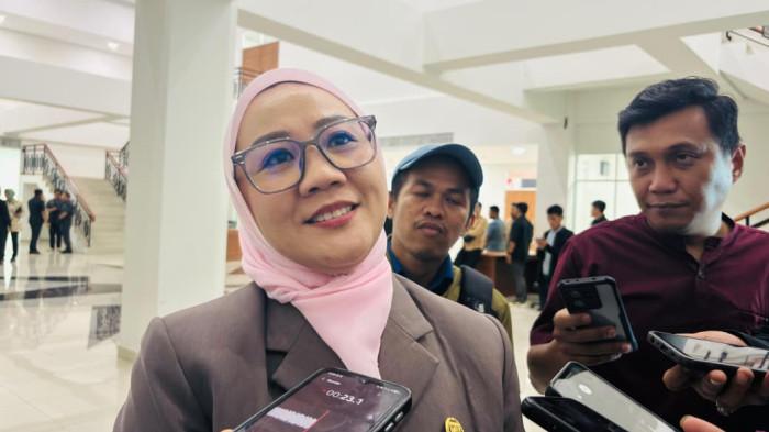 TUNGGU RAPAT - Wakil Ketua I DPRD Sulbar yang juga Ketua DPC Partai Demokrat Kabupaten Mamuju Suraidah Suhardi saat ditemui di gedung DPRD Sulbar, Kamis (2/4/2026). Suraidah menegaskan terkait calon figur wagub sulbar menunggu rapat bersama internal partai pengusung dulu