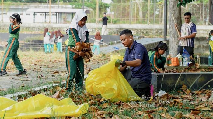 PT Timah (Persero) Tbk melalui Division Engineering Operation Excellence bersama Dinas Lingkungan Hidup (DLH) Kabupaten Bangka, Lanal Babel, dan masyarakat melaksanakan aksi gotong royong di kawasan Taman Sari Sungailiat, Kabupaten Bangka, Kamis (2/4/2026).