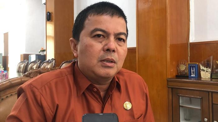 UMP SUMBAR 2026 - Kepala Disnakertrans Sumbar, Firdaus Firman, saat diwawancarai TribunPadang.com terkait perkembangan UMP 2026, Jumat (14/11/2025).  Firdaus Firman, mengatakan bahwa proses penetapan UMP baru dapat dilakukan setelah pemerintah pusat menyurati gubernur.