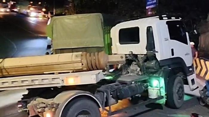 MACET PARAH - Kondisi arus lalu lintas di kawasan Sitinjau Laut, jalur Padang–Solok, Kamis (2/4/2026) malam, mengalami kemacetan akibat sejumlah truk rusak dan kendaraan besar yang tersangkut di tikungan Panorama 1. Kemacetan terpantau mengular dari arah Solok hingga UPPKB Lubuk Selasih, sementara arus dari arah Padang diberlakukan sistem buka tutup untuk mengurai kepadatan.