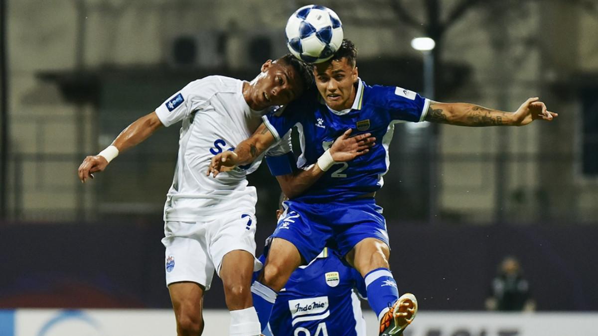 Gelandang Persib Bandung, Eliano Reijnders berduel udara dengan pemain Lion City Sailors dalam matchday kelima AFC Champions League Two 2025/2026 di di Bishan Stadium, Rabu (26/11/2025).