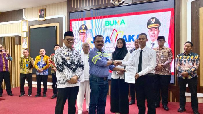 Superintendent IER BUMA, SG Sinaga, turut menyerahkan buku pelatihan kepada salah satu peserta