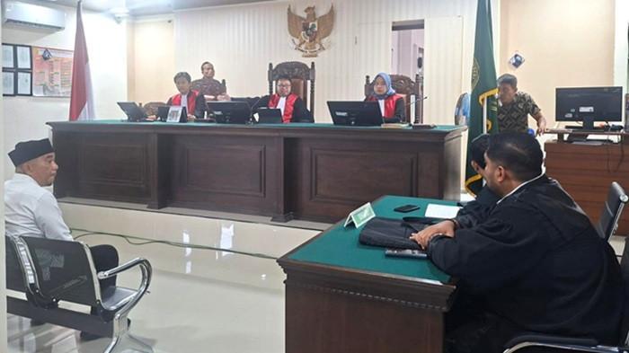 MENGIKUTI SIDANG - Terdakwa Tgk Mawardi Basyah saat mengikuti sidang putusan di PN Meulaboh, Kamis (25/9/2025) dalam kasus dugaan kekerasan terhadap anak.