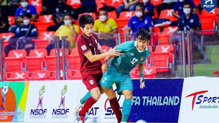 aksi pemain Timnas Futsal Indonesia, Ardiansyah Runtuboy saat melawan Thailand