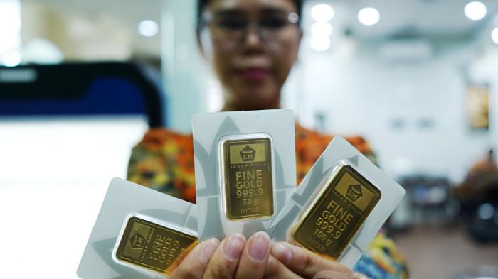 HARGA EMAS - Karyawan menunjukkan emas batangan di Gedung Antam, Jakarta Selatan, Rabu (9/4/2025). Harga emas Antam yang dipantau dari laman Logam Mulia, mulai mengalami kenaikan setelah empat hari beruntun atau sejak Sabtu (5/4) terus terkontraksi. Pada Rabu, harga jual emas melonjak Rp23.000 menjadi Rp1.777.000 dari semula Rp1.754.000 per gram.