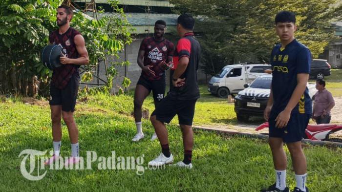 SEMEN PADANG FC - Pemain Semen Padang FC, Alhassan Wakaso dan Jaime Giraldo, menjalani latihan terpisah saat sesi latihan di Komplek Mes Indarung Semen Padang, Kamis (2/4/2026). Keduanya masih dalam pemantauan kondisi jelang laga melawan Persib Bandung.