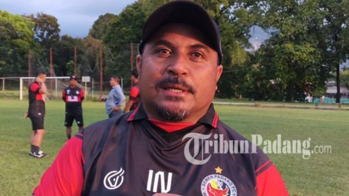 BRI SUPER LEAGUE - Pelatih kepala Semen Padang FC, Imran Nahumarury, memimpin sesi latihan tim di Komplek Mes Indarung Semen Padang, Kamis (2/4/2026). Latihan tersebut sebagai persiapan menghadapi Persib Bandung pada laga lanjutan BRI Super League di Stadion Haji Agus Salim Padang.