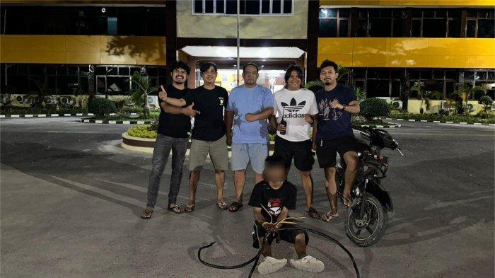 PELAKU PENCURIAN- Pria inisial AJ (24) diamankan oleh jajaran Tim Klewang Satreskrim Polresta Padang dalam perkara dugaan pencurian kabel tower, Selasa (31/3/2026) dini hari. Peristiwa pencurian itu terjadi pada Senin (30/3/2026) sekitar pukul 21.30 WIB di Jalan By Pass KM 7, Kelurahan Pasar Ambacang.