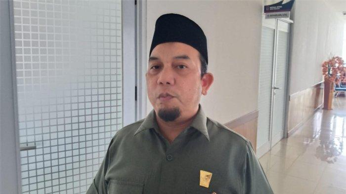 PEMBATASAN PENGGUNAAN MEDSOS- Ketua DPRD Kota Padang Muharlion, memberikan keterangan kepada awak media usai rapat paripurna bersama DPRD Padang, Senin (9/3/2026). Pemko dan DPRD Padang mendukung penuh aturan pembatasan dan penggunaan media sosial bagi anak dibawah umur 16 tahun.