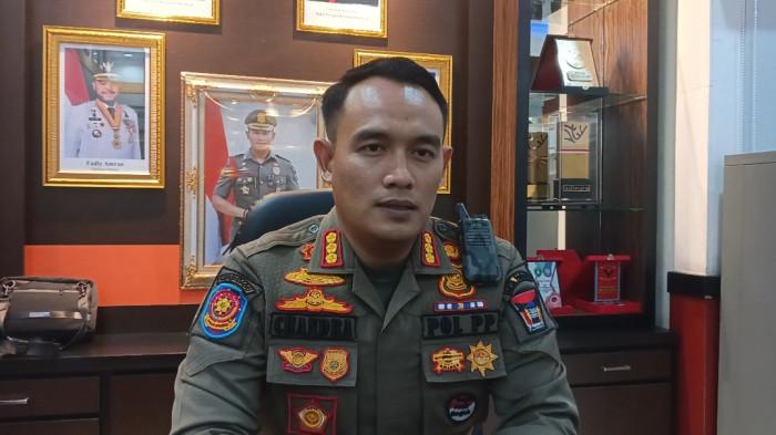 Kasat Pol PP Kota Padang, Chandra Eka Putra, memberikan keterangan terkait kronologi pengamanan pengamen bernama Karim di kawasan Pasar Raya Padang, Rabu (1/4/2026). Ia menjelaskan proses pengamanan hingga korban dibawa ke RSJ sebelum dinyatakan meninggal dunia.